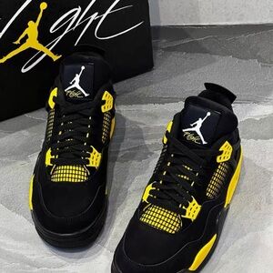 Air Jordan Retro 4 (Thunder).